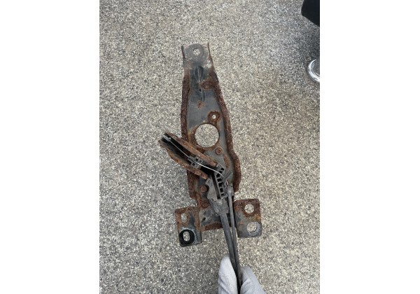 Кронштейн запасного колеса Renault Master III, 572118927R