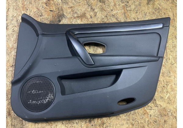 Обшивка передньої правої дверки Renault Laguna 3, 809000656R