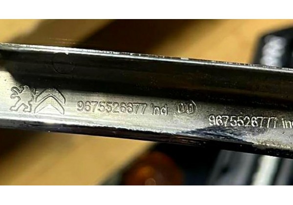 Декоративна рамка решітки переднього бампера Peugeot 208, 2012-2015, 1608112180, 9675526677, 9675526777