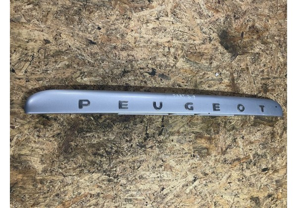 Накладка кришки багажника ляди Citroen Berlingo 2, Peugeot Partner 2, 9683111177, 9686354777, 9683111077