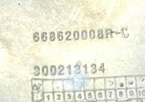 Заглушка вентиляційної решітки під лобовим склом права Renault Megane 3, 668620008R