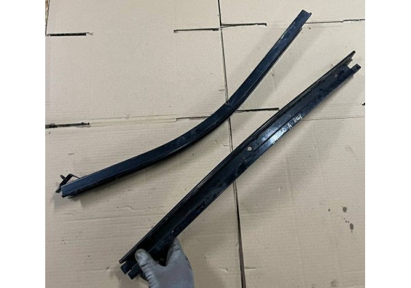 Направляюча правої зсувної дверки нижня Renault Kangoo, 97-08, 7700303510