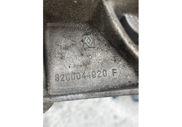 Кронштейн подушки двигуна правий Renault Megane II, Scenic II, 2.0 16V, 8200044920