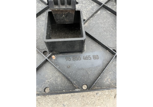 Захист переднього бампера нижній Peugeot 5008 09-16р. 9686646580