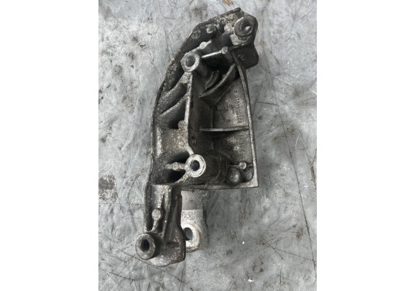 Кронштейн подушки двигуна правий Renault Megane II, Scenic II, 2.0 16V, 8200044920