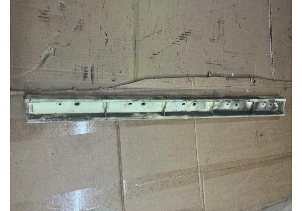 Кронштейн кріплення правої накладки порога Renault Scenic RX4, 7700934911