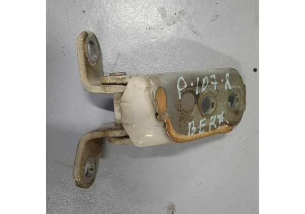 Завіс, петля правої дверки, верхній Citroen C1, Peugeot 107