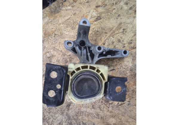 Лпора двигуна права Renault Captur, Clio 4, Duster, Dokker, Logan 2, Sandero 2, 1.5 DCi, 112103095R, 112845638R