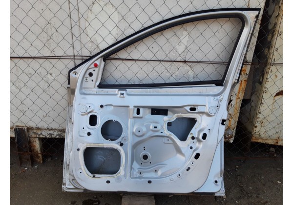 Дверка передня права Renault Megane 3, 801006560R,ціна за голу