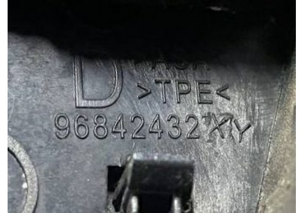 Декоративна накладка переднього правого крила Peugeot 3008, 2009-2016, 96842432XY