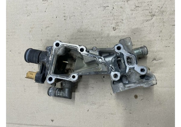 Корпус термостата Citroen C4, C5, C8, Peugeot 307, 308, 407, 807, 2.0 16V, RFJ, EW10, 1336Z5, 1338E4, 9649143580