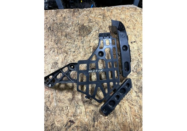 Кронштейн заднього бампера правий Renault Megane 3, кабріолет, 850440013R