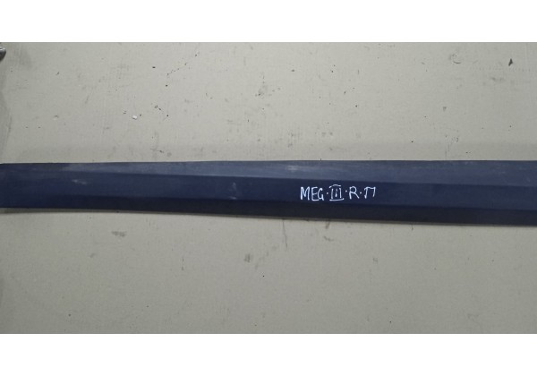 Молдинг правої передньої дверки Renault Megane 3, 801860014R