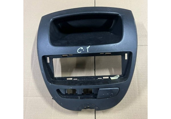 Декоративна накладка торпедо центральна Citroen C1, Peugeot 107, 8211SG