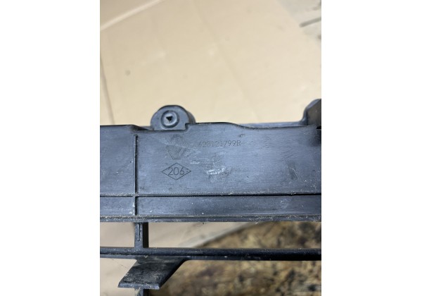 Решітка бампера середня до 12р Renault Megane III 623121799R