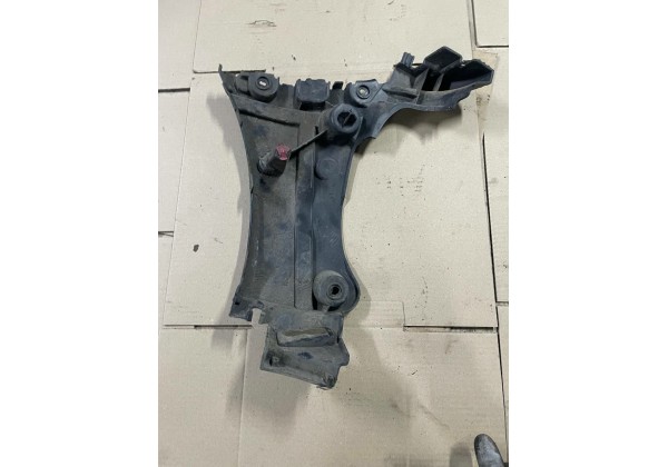 Кронштейн кріплення заднього бампера правий Renault Kangoo 2, 8200435438