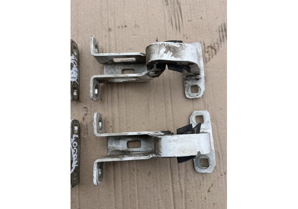 Петля задньої розпашної дверки , права ліва , низ верх, Renaut Logan MCV, 6001548848