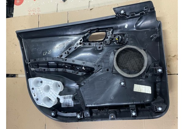 Обшивка передньої правої дверки Peugeot 208, 96763525ZD