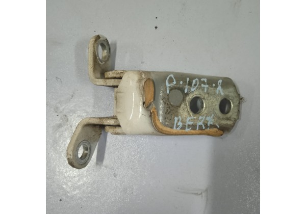 Завіс, петля правої дверки, верхній Citroen C1, Peugeot 107