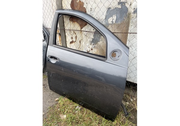 Двері передні праві Dacia Sandero I