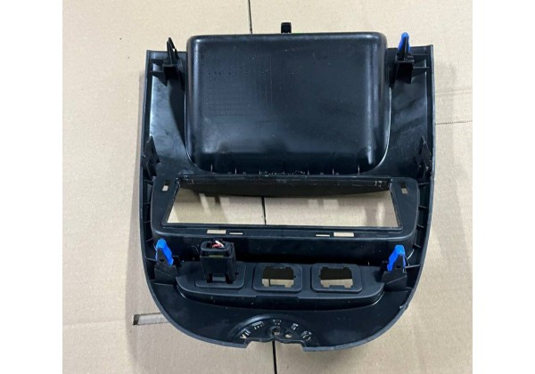 Декоративна накладка торпедо центральна Citroen C1, Peugeot 107, 8211SG