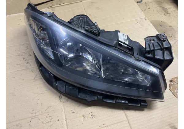 Фара права Renault Laguna II, рест галоген, 05-07р, 8200481197
