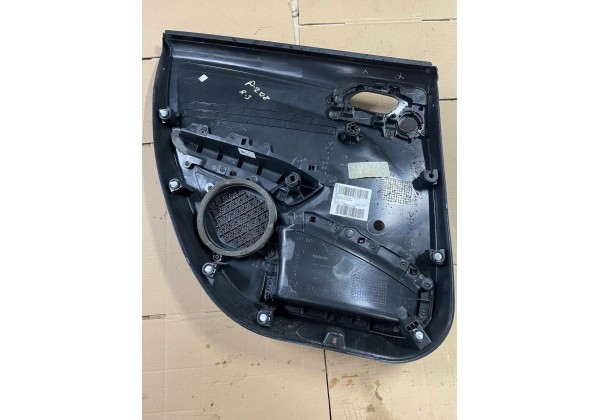 Обшивка задньої правої дверки Peugeot 208, 96763547ZD