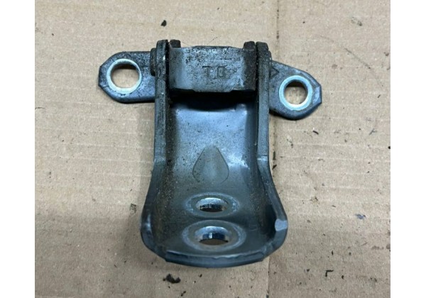 Завіс правої передньої дверки верхній, лівої передньої/задньої нижній Renault Koleos, 08-16, 82421JY00A