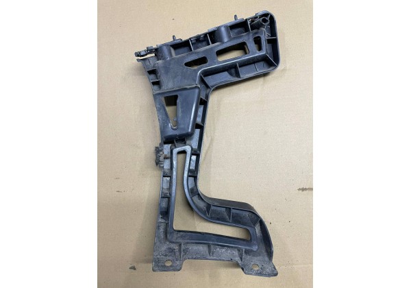 Кронштейн заднього бампера правий Peugeot 5008, 09-16, 9686247680