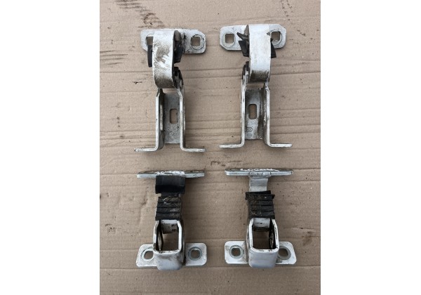 Петля задньої розпашної дверки , права ліва , низ верх, Renaut Logan MCV, 6001548848