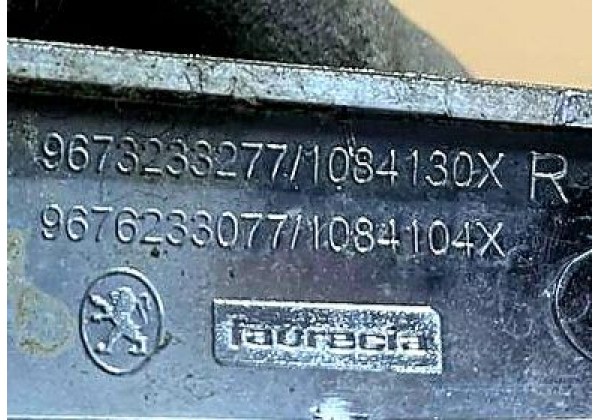 Накладка правої  ПТФ Peugeot 208, 2012-2015, 9673233277, 9676233077, 1608111480, 1608111680
