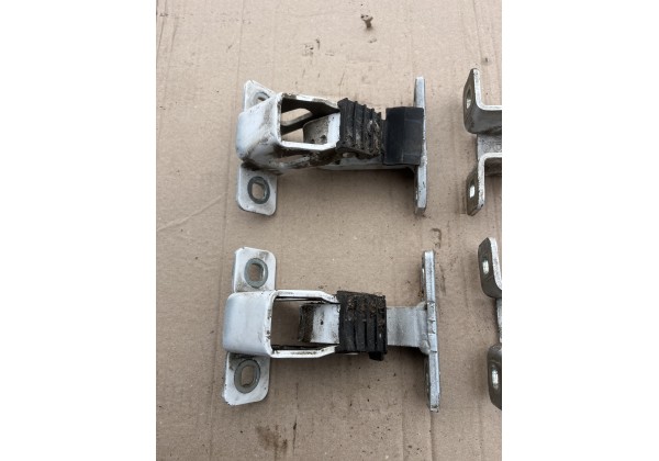 Петля задньої розпашної дверки , права ліва , низ верх, Renaut Logan MCV, 6001548848