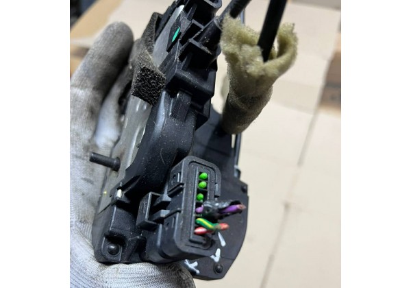 Замок задньої лівої дверки Renault Koleos, 08-16, 825037711R