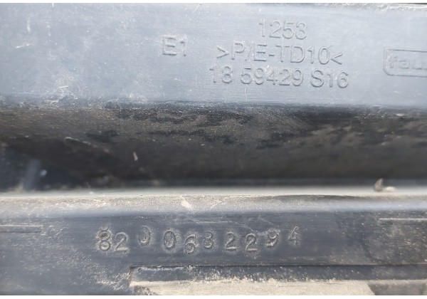 Решітка переднього бампера Renault Clio 3, 09-12, 8200682294, 1859429 S16