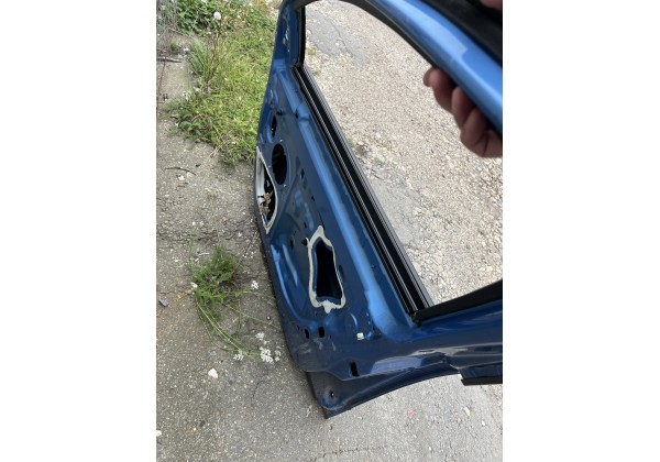 Дверка передня права Renault Megane III, код фарби TERPB 