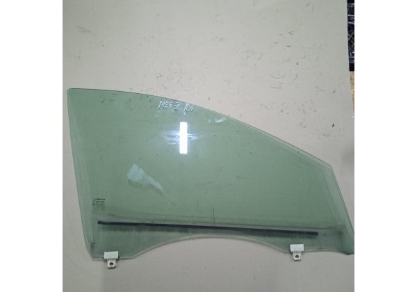 Скло правої передньої дверки Renault Megane 3, 803007357R