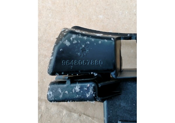 Кронштейн переднього бампера правий Citroen C4, 2004-2009, 7416.79, 9652507280, 9648067880
