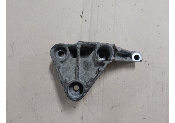 Кронштейн правої подушки двигуна Renault 1.5 DCi, 8200392639