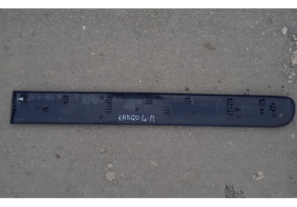 Молдинг передньої лівої дверки Renault Kangoo, 8200038176 *