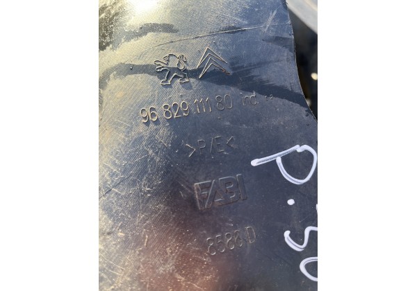 Підкрилок Правий передній Peugeot 3008, 9682911180