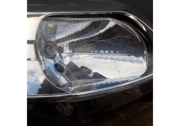 Фара права передня Renault Sandero, 08-13, 8200733877, ДЕФЕКТ
