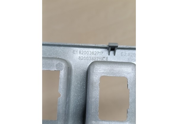 Панель центральної консолі Логан ,  8200382716