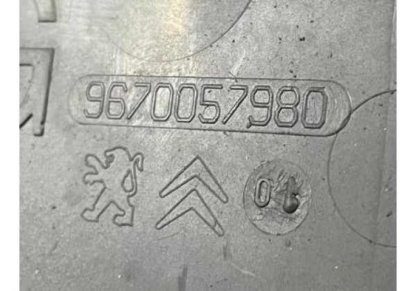 Дефлектор радіатора охолодження лівий Peugeot 3008, 9670057980