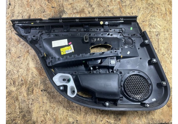 Обшивка задньої правої дверки Renault Laguna 3, SW, 829A03238R