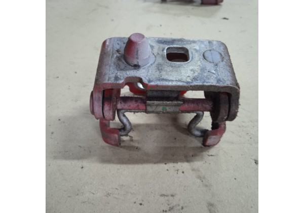 Петля нижня передньої лівої дверки Peugeot 207, 9035T7