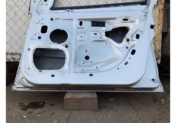 Дверка передня права Renault Megane 3, 801006560R,ціна за голу