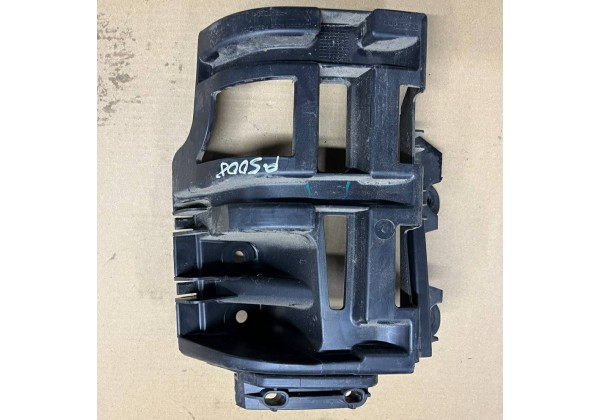 Кронштейн заднього бампера правий Peugeot 5008, 09-16, 7416R8, 9686252880