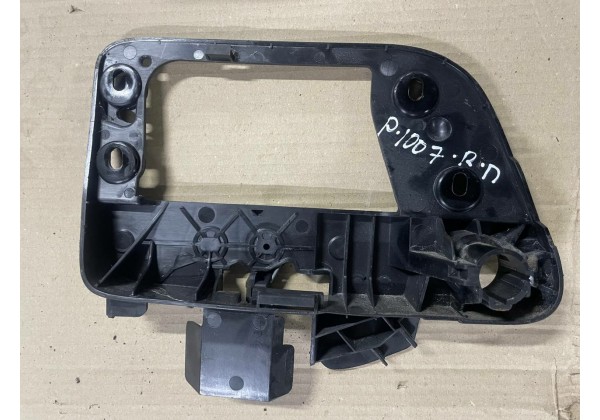 Кронштейн правої зовнішньої ручки Peugeot 1007, 9680119180, 910949
