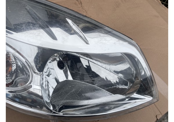 Фара передня права Dacia Sandero I, 8200733877, Дефект