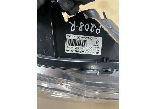 Фара передня права Peugeot 208 , 9802221280